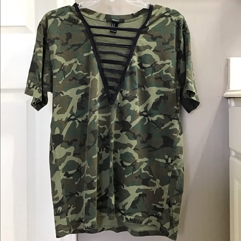 Forever 21 Camo Tee Shirt w Open Chest |M|